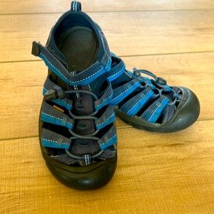 Boys blue keen sandals